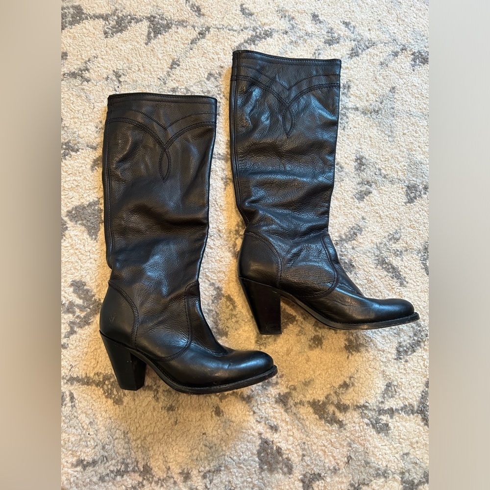 Frye Black Leather Heeled Scrunch Boots. Size 8.
